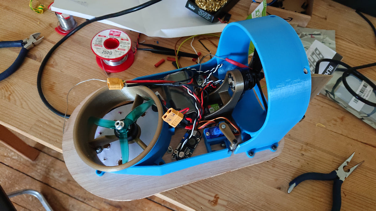 Carcasa azul impresa en 3D para un proyecto electrónico