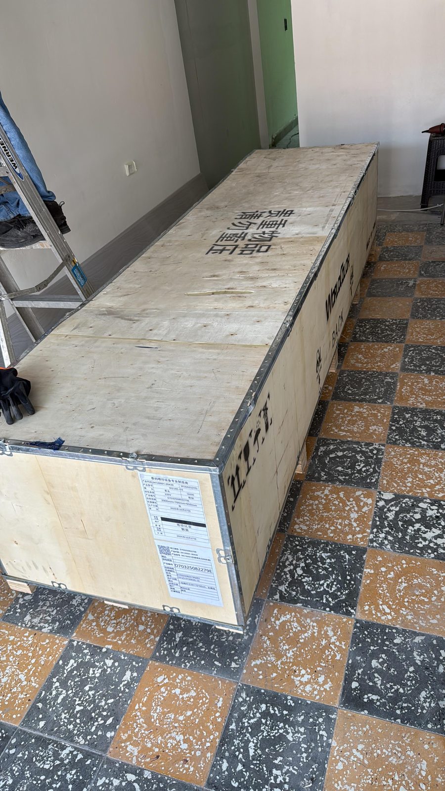 Impresora digital industrial importada desde China y entregada en Colombia dentro de su cajón de madera